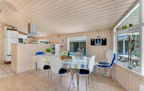 Kuchyň nebo kuchyňský kout v ubytování Holiday Home Sommerland Hadsund Iii