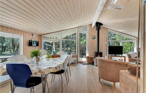 TV a/nebo společenská místnost v ubytování Holiday Home Sommerland Hadsund Iii