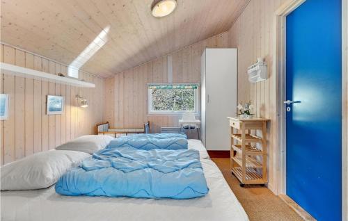 Oddeにある4 Bedroom Gorgeous Home In Hadsundの青いドア付きの部屋の大型ベッド1台