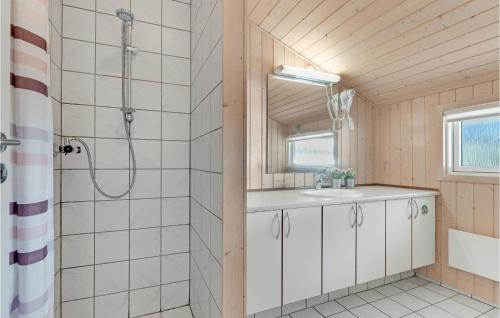 Oddeにある4 Bedroom Gorgeous Home In Hadsundのバスルーム(シャワー、シンク付)