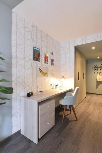 Exclusivo apartamento en Punta Carretas في مونتيفيديو: مكتب مع مكتب وكرسي في الغرفة