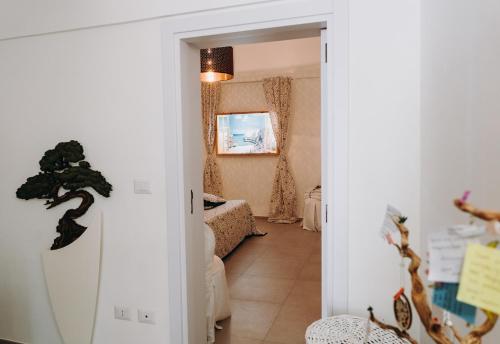 een hal die leidt naar een kamer met een slaapkamer bij Mare Adesso in Polignano a Mare