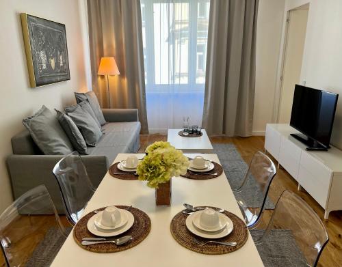 salon ze stołem i kanapą w obiekcie CITY CENTRUM CHARMING apartment w Pradze