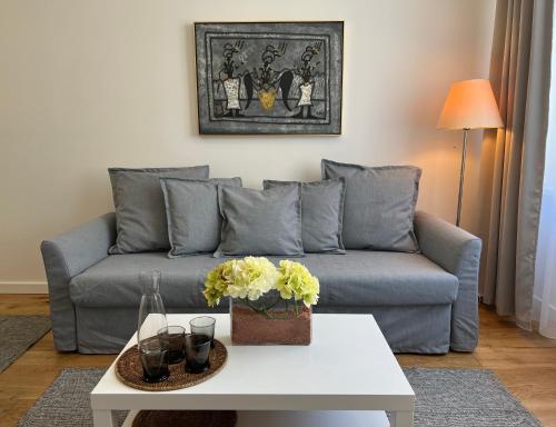 uma sala de estar com um sofá e uma mesa em CITY CENTRUM CHARMING apartment em Praga