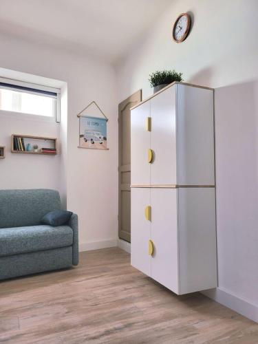 - un salon avec une armoire blanche et un canapé dans l'établissement Chez Mélanie et Rodolphe, à La Ciotat