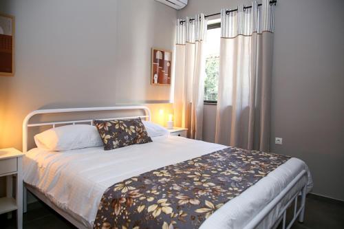 Schlafzimmer mit einem Bett und einem Fenster in der Unterkunft Caravin Wanderhome in Athen