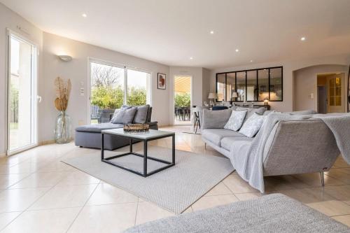 un salon avec un canapé et une table dans l'établissement Le 17BIS, à La Chevrolière