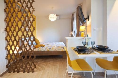 Apartment Yellow