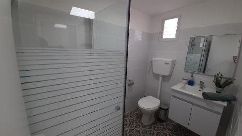 Vannituba majutusasutuses Noas Golan Caravan with Free Saturday Late Checkout