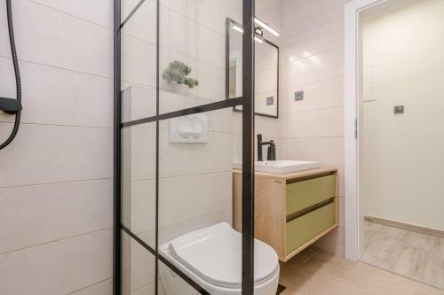 La salle de bains est pourvue de toilettes et d'un lavabo. dans l'établissement Villa Grioni, beach front villa with jacuzzi, à Novalja