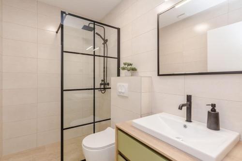 Gallery image of Villa Grioni, beach front villa with jacuzzi in Novalja