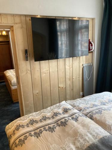 a bedroom with a wall with a tv and a bed at Zur Baumwolle in Nürnberg