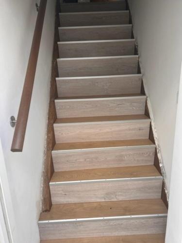 una escalera con escalones de madera en una habitación en Gästestübchen, en Diez