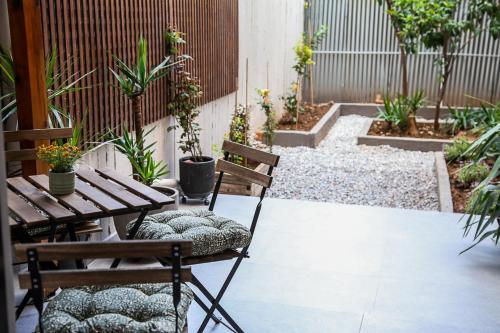 Taman di luar Caravin Wanderhome Nea Ionia, 5 min from Metro station