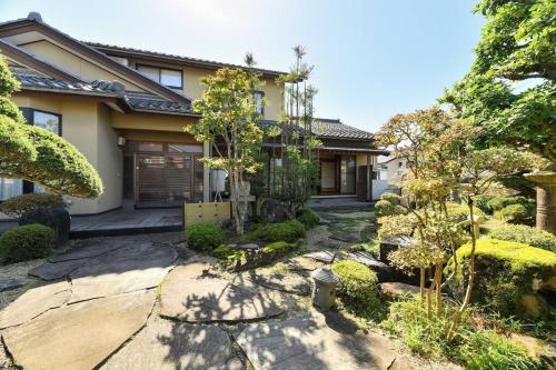 Un jardín fuera de 天然木曽ひのきのお風呂がある貸切民泊 志ろきや