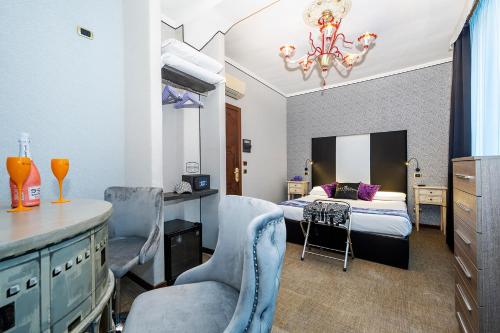 فندق ريليز داي بابي في روما: غرفة نوم بسرير وطاولة وكراسي