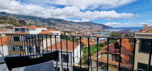 einen Balkon mit Stadtblick in der Unterkunft Yana´s Nest in Funchal