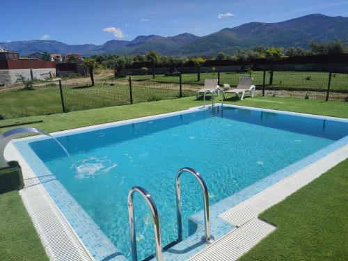 una piscina en un patio con montañas al fondo en Apartamento Buenavista con jacuzzi y jardín privado en Abadia, en Abadía