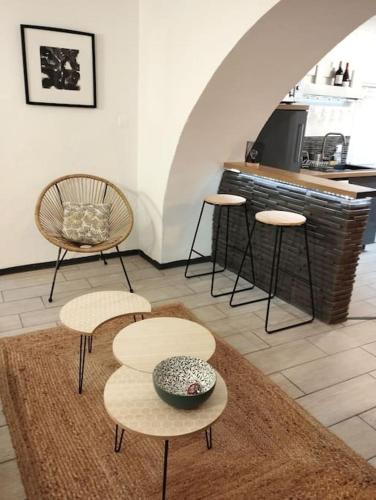 une salle avec des chaises, une table et un comptoir dans l'établissement Appartement - Brando, à Brando