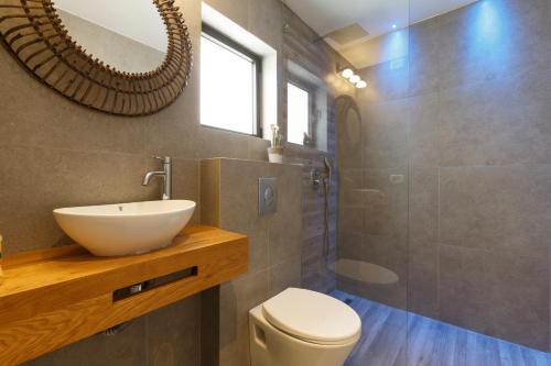 Ένα μπάνιο στο Localz - Bazel Central Apartment With Balcony