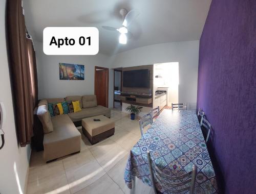 a living room with a couch and a table at Condominio dos Lagos Capitolio 01 in Capitólio