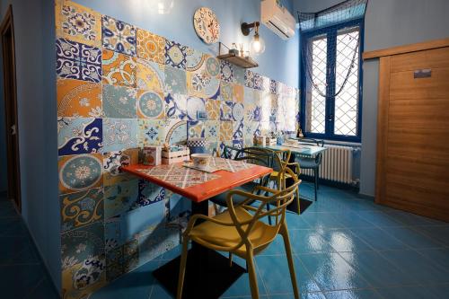 uma sala de jantar com uma mesa vermelha e cadeiras em Casina Lambis em Pozzuoli