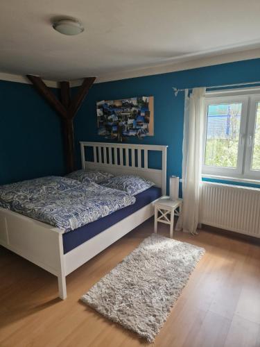 ein Schlafzimmer mit einem Bett und einem Baum an der Wand in der Unterkunft Fewo an der Bode in Quedlinburg