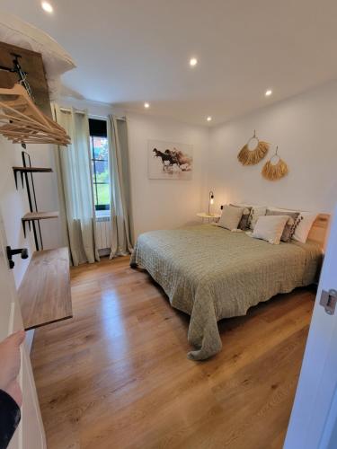 een slaapkamer met een bed en een houten vloer bij CASA DE NUNA in Cabana de Bergantiños