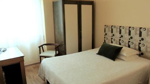 Postel nebo postele na pokoji v ubytování Hotel Ausonia