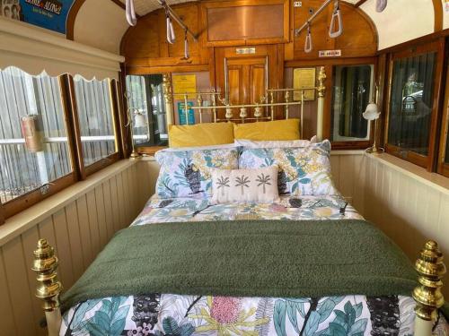 Tempat tidur dalam kamar di Yarra Valley Tram Stay