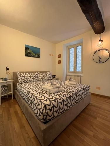 Un pat sau paturi într-o cameră la Casa Giulietta Mezzovico with private parking