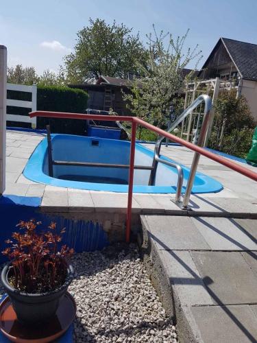 una piscina con un tobogán en un patio en Napfény szálló, en Galambok