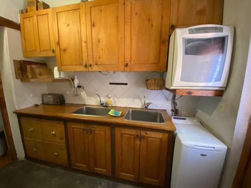 Küche/Küchenzeile in der Unterkunft El Rancho Azul, casona antigua con piscina