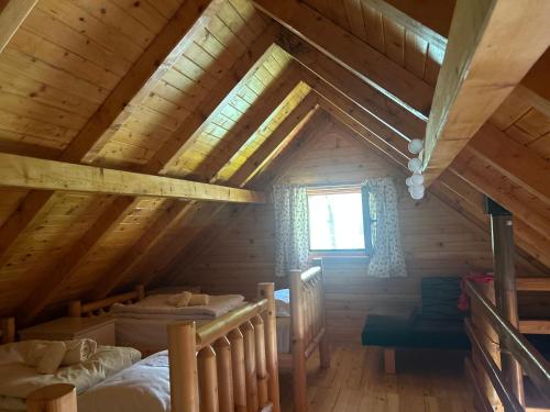 Ljubovija的住宿－Drinka，小木屋内的卧室,配有两张床