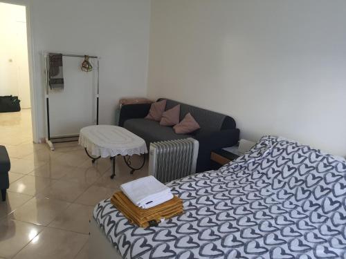 a living room with a bed and a couch at Studio au bord de la corniche in Rabat