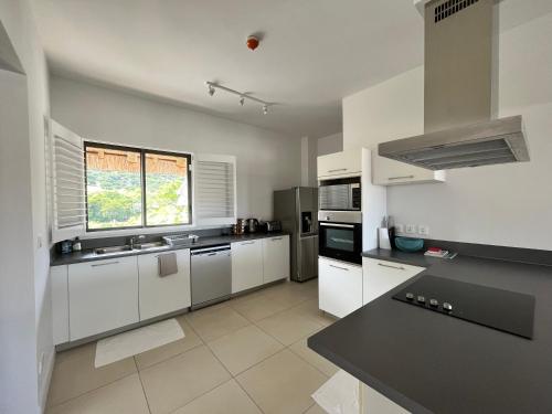 Kuchyň nebo kuchyňský kout v ubytování Penthouse Marina - 3 ensuite bedrooms