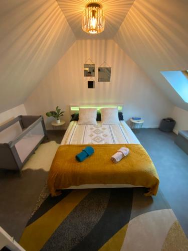 een slaapkamer met een groot bed op zolder bij Super Appartement T3 proche gare in Sens