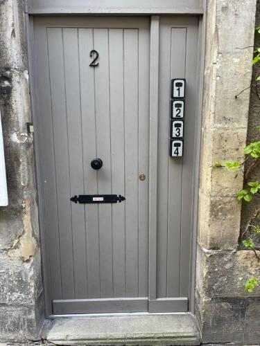 une porte grise avec le numéro deux. dans l'établissement Studio #1 hyper centre Gordaine, à Bourges