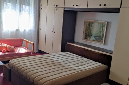 ein kleines Schlafzimmer mit einem Bett und einem Fenster in der Unterkunft Villa Ljubica 