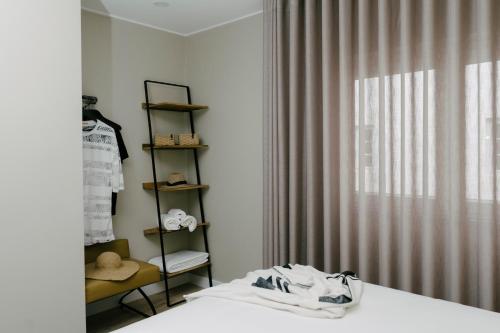 - une chambre avec un lit, une étagère et une fenêtre dans l'établissement Casa dos Limos - Apartments, à Foz do Arelho