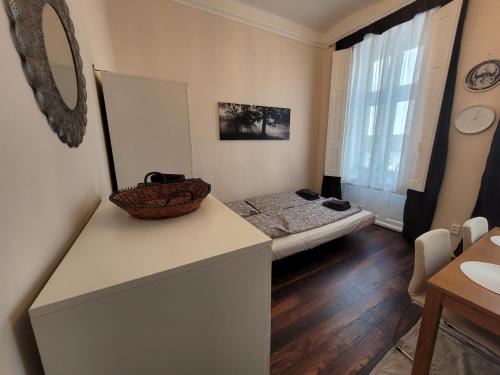 Cette petite chambre comprend un lit et une table. dans l'établissement VM56, à Budapest