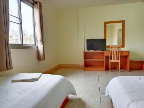 1 dormitorio con 2 camas, TV y espejo en Bangsaphan Resort, en Bang Saphan