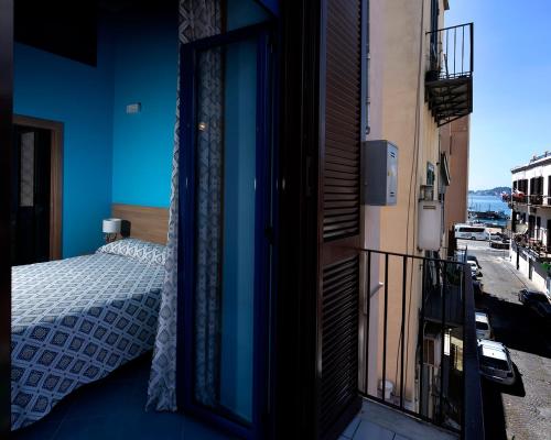 um quarto com uma cama numa varanda em Casina Lambis em Pozzuoli