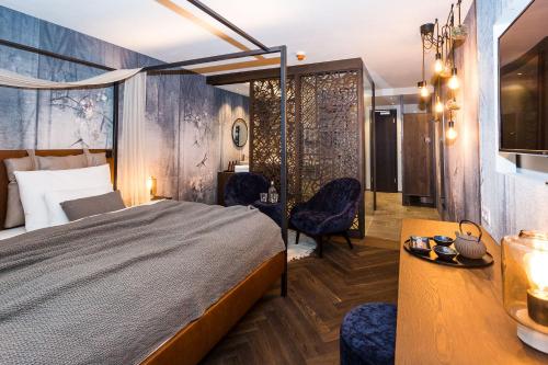 1 dormitorio con 1 cama grande, mesa y sillas en SILENA, your soulful hotel en Valles