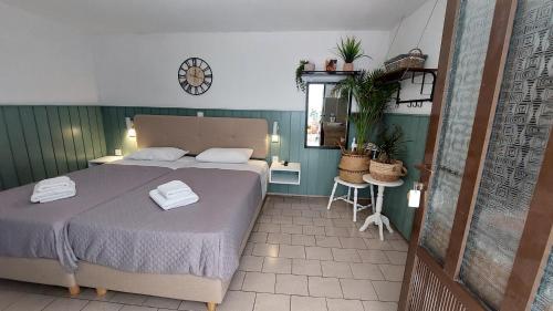 Posteľ alebo postele v izbe v ubytovaní OLD TOWN TALES apartments