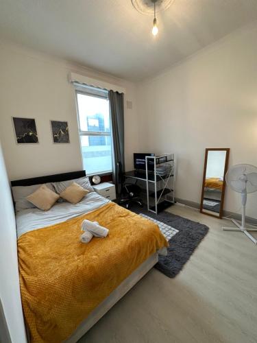 a bedroom with a bed with two towels on it at Superb Modern Flat in Kings Cross in London