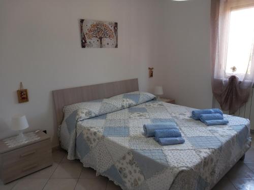 Un dormitorio con una cama con toallas azules. en Casa Vacanze Relax, en Agropoli