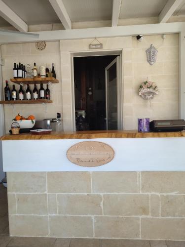 a bar in a kitchen with a stone counter top at B&B Giardino Isabella in Palagiano