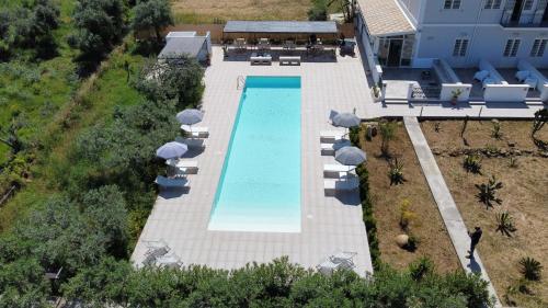 - une vue sur la piscine dans une maison dans l'établissement Inkantu B&B, à Terrasini