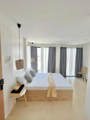 Postel nebo postele na pokoji v ubytování NEW Modern Suite near Airport & Beach